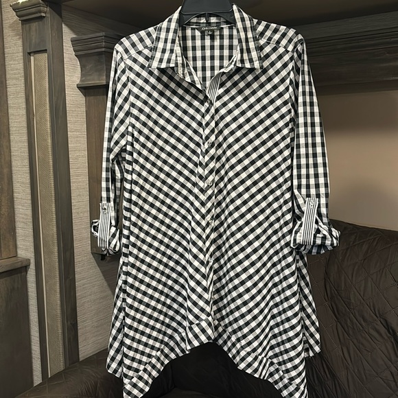Elegant Black & White Gingham Long Sleeve, Button Front Tunic. - Picture 1 of 4